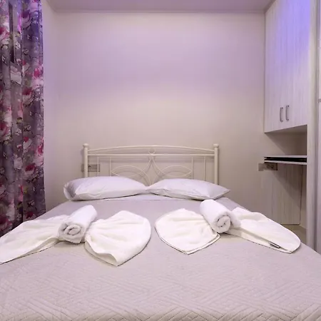 Evia's - New In Town! Apartment *